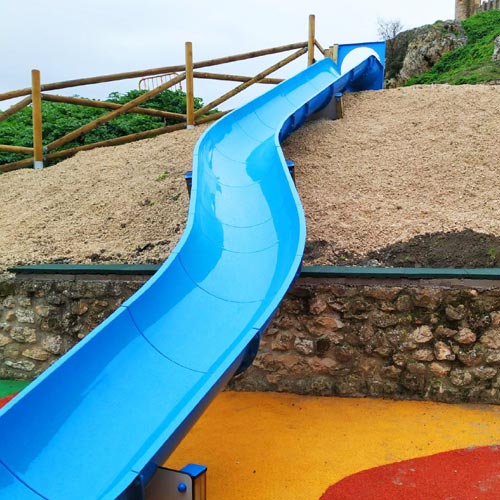 Toboggan de talus pour terrain de jeu en pente